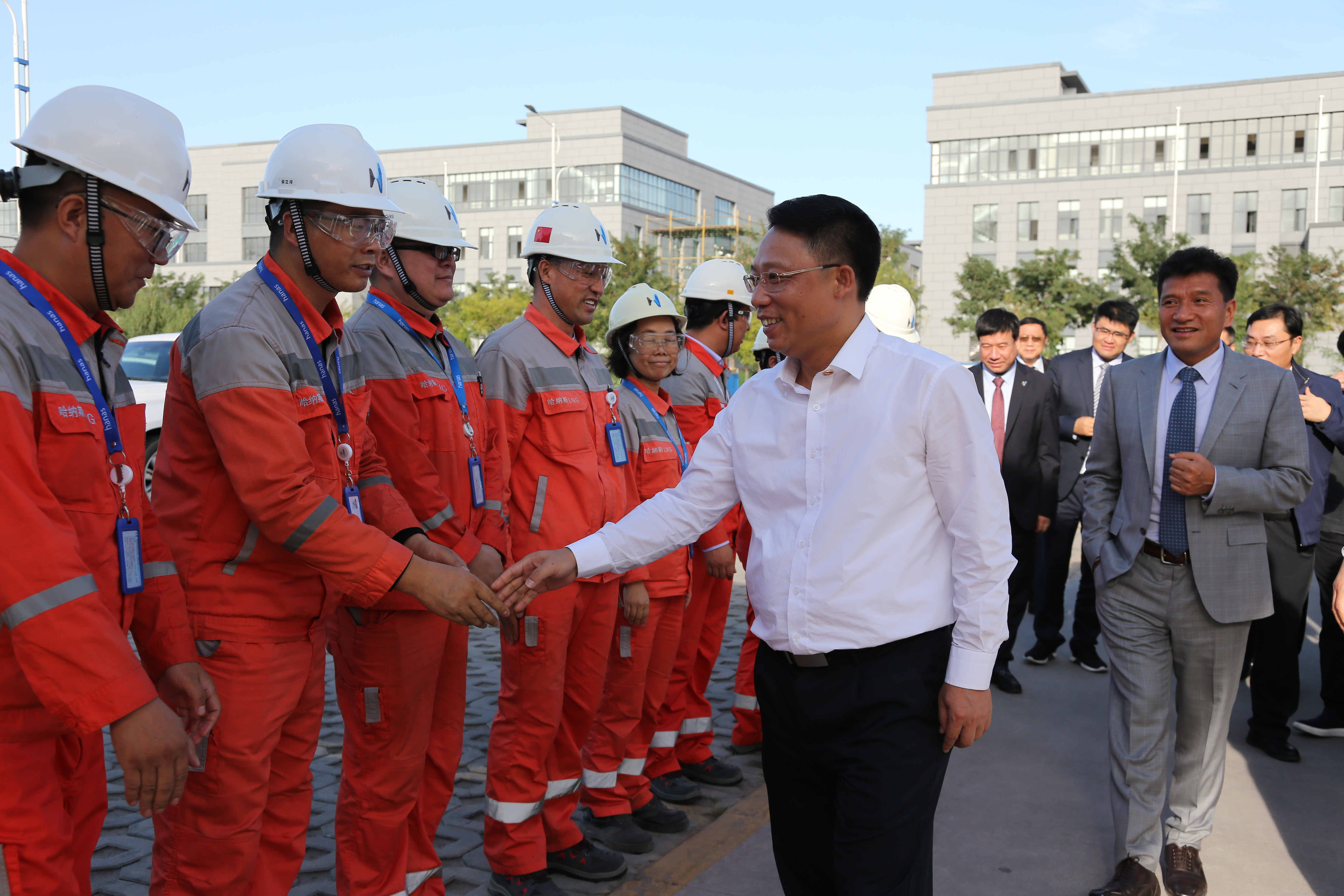 刘建洋（右六）调研哈纳斯液化天然气工厂